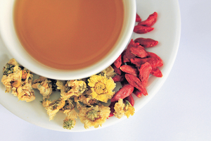 中醫指以菊花、枸杞等泡茶，泡茶後也可作眼部熱敷。