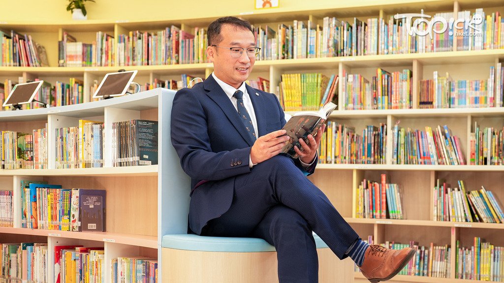 浸信會沙田圍呂明才小學尹紹光校長教小一派位填表技巧。（湛斯雅攝）