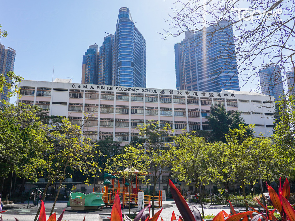 基督教宣道會宣基中學建構兩文三語學習環境，並透過多元閱讀策略、豐富學術活動、各種資優培訓計劃、資訊科技學習系統，BYOD策略、加強學生與世界接軌的能力。（中學概覽圖片）