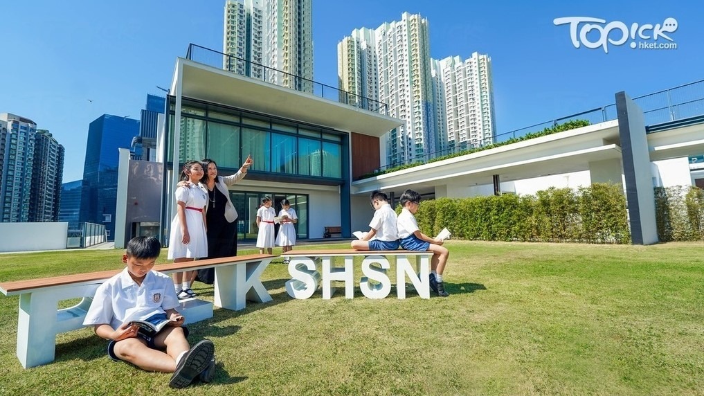 保良局何壽南小學全新校舍採取低層建築設計，樓高僅4層，但卻留有足夠空間予學生活動，圖書館外的草地，不時會成為師生進行互動遊戲的地方。（陳慧安攝）