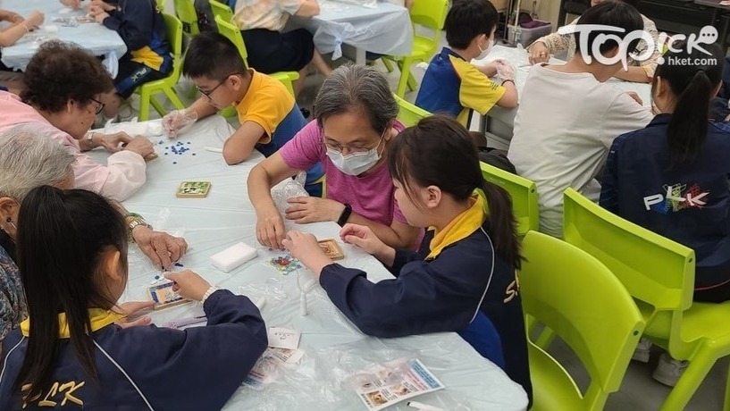 「樂助」旨在透過不同的義工活動培養學生的同理心和關心社會，例如「小五攜手ACTION服務大行動」，學生會到長者中心與他們做手工、玩遊戲。（學校供相）
