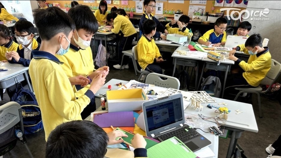 學校的STEM Day活動讓學生展現所學知識，低年級主要是製作物品，如一年級自製小結他（圖）、二年級製作夾公仔機、三年級製作保溫套；高年級則會加入編程元素。（學校供相）