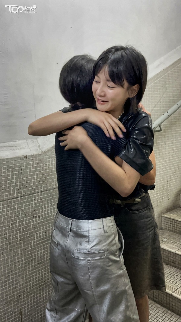 黑箱日誌︱日本記者拍紀錄片控訴被性侵 伊藤詩織來港與方力申太太葉萱相擁安慰
