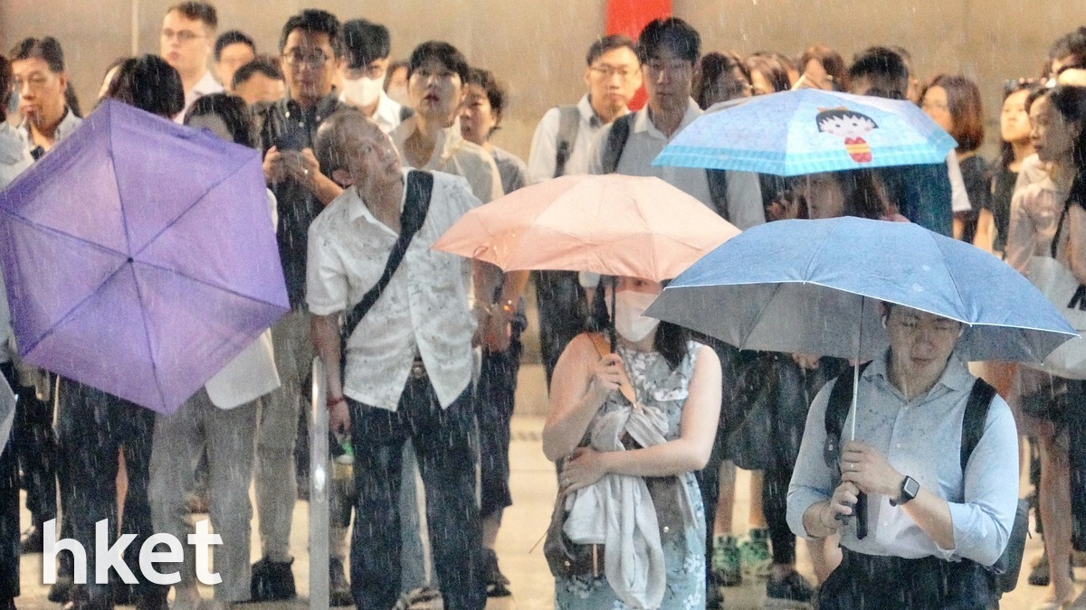 天氣預告︱黃雨警告生效 未來兩三小時本港驟雨逐漸增多 下午雨勢有時頗大