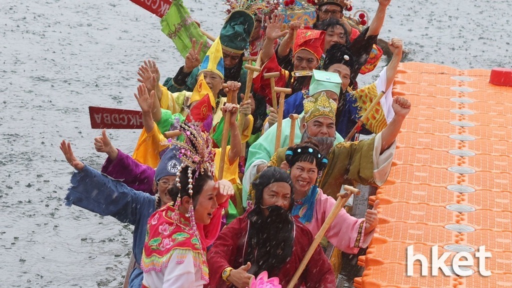 端午節2026｜雨中競渡旅客冒雨觀戰扮嘢隊伍各出奇招