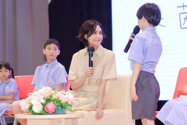 朱茵向「小記者」分享不少演藝心得、經歷及與家人相處關係。