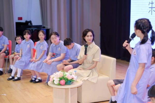 朱茵接受一班由學生化身的「小記者」訪問。