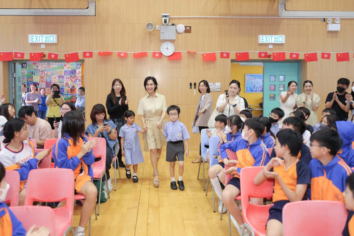 走訪小學校園，令朱茵勾起不少女兒小學生活點滴。