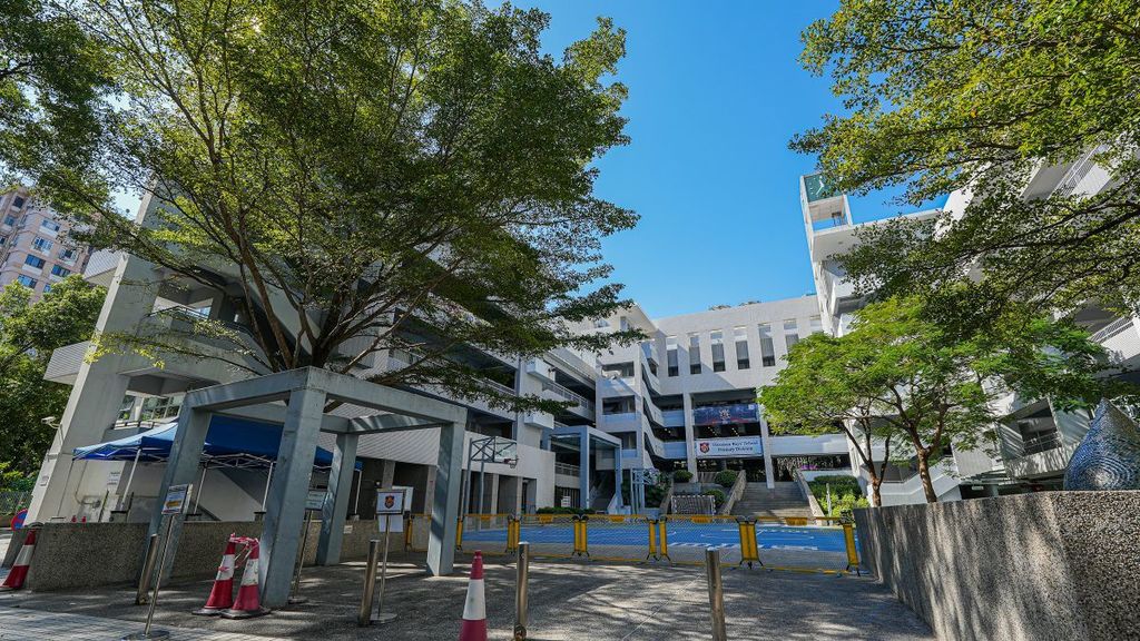 拔萃男書院附屬小學的結龍中學為「狀元搖籃」拔萃男書院（DBS），小六學生只要成績達標，即可直升中學，深受家長歡迎。
