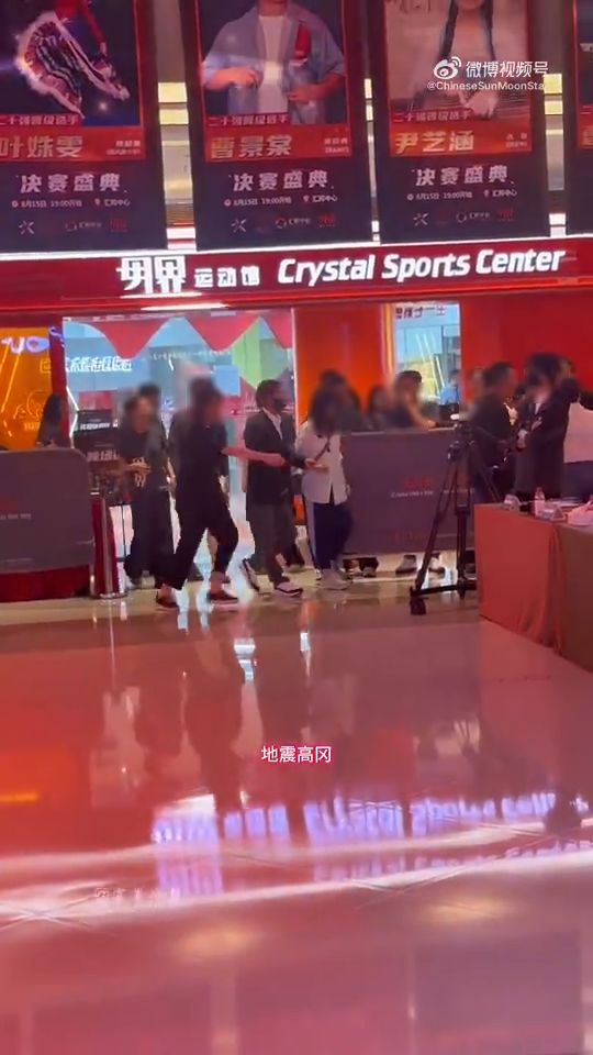 劉松仁近況|劉松仁出席活動罕露面 步履蹣跚需人全程攙扶 身體狀況惹憂心